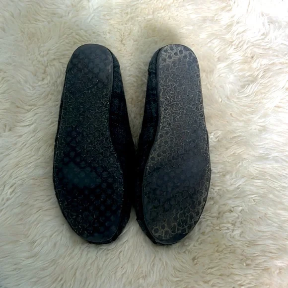 TOMS - Picture 2 of 5